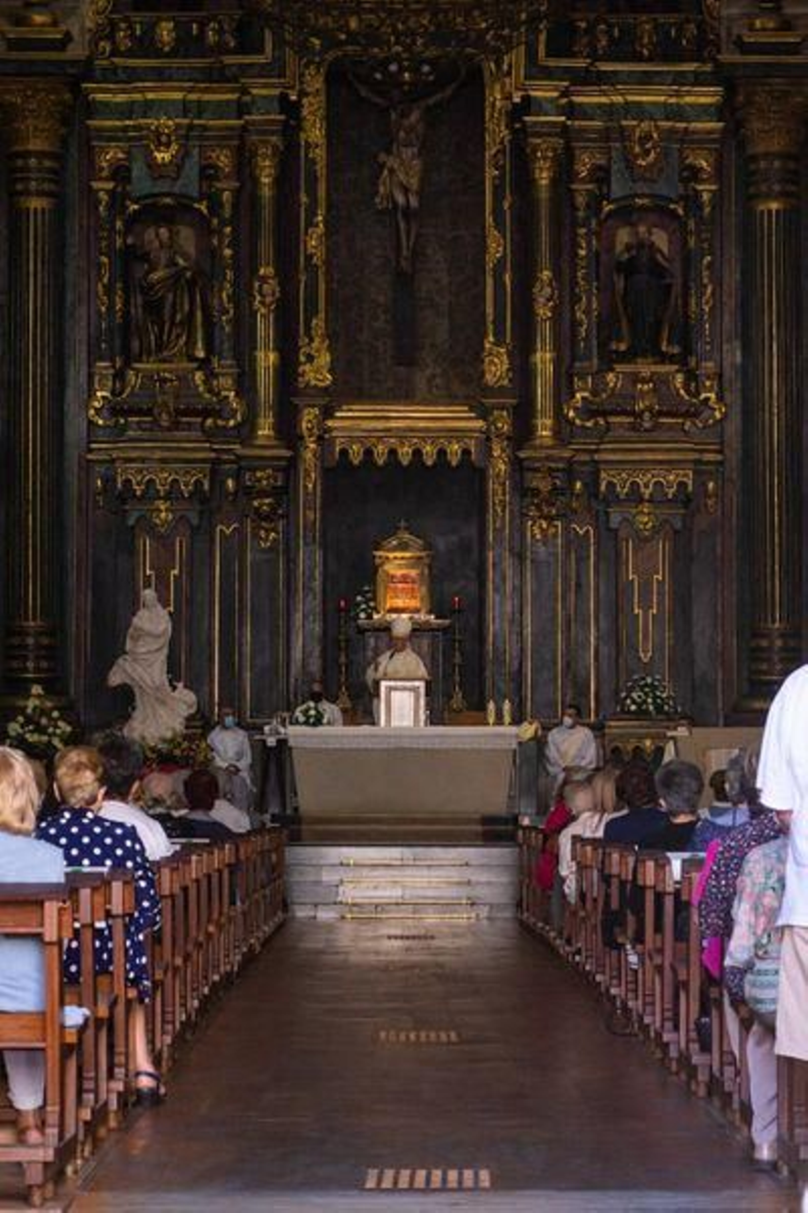Ofrenda a la imagen de la Virgen Inmaculada en la iglesia de Santa Eufemia // FOTO: Miguel García