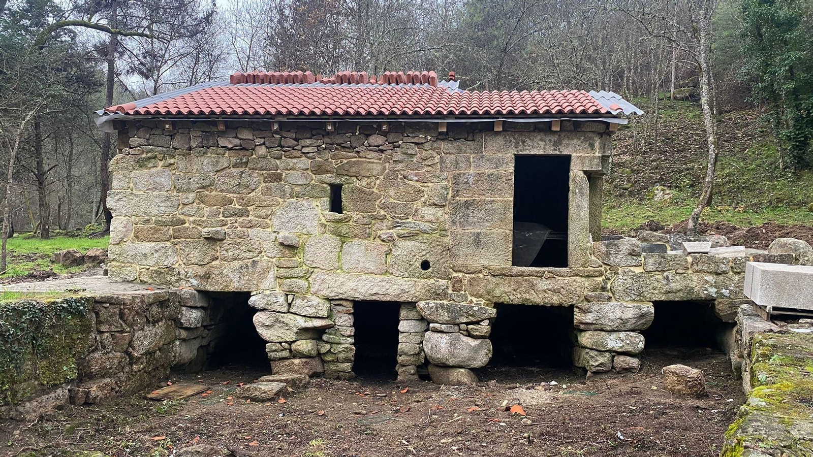 Las obras de rehabilitación en el molino de Requeixo avanzan tanto en la cubierta y el exterior como en su interior.