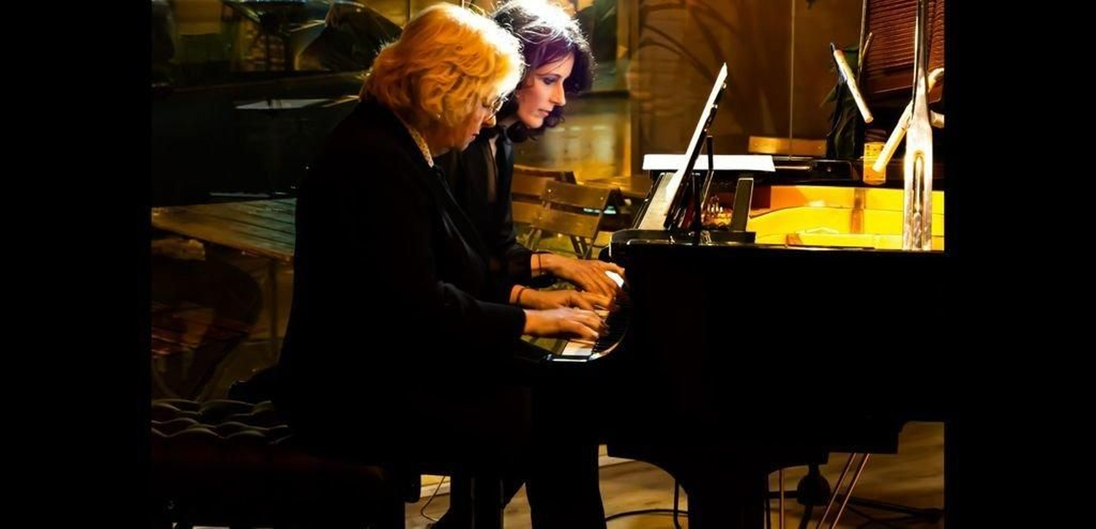 Rosanna Ojea (dcha), al piano con Rasa Biveiniene, Galega Destacada 2011.