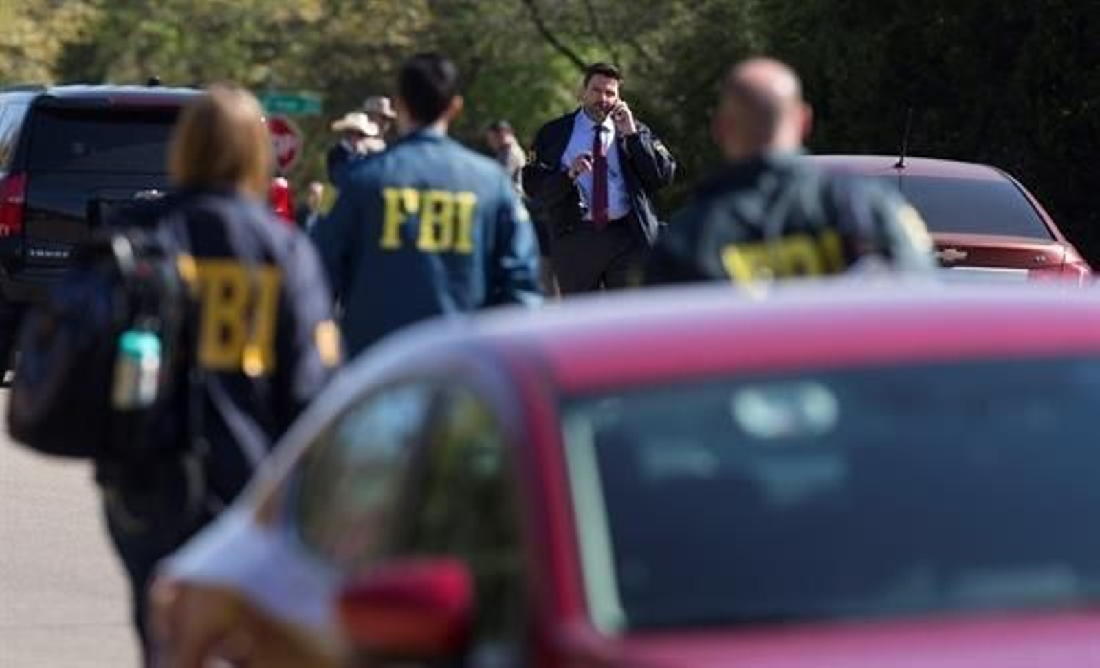 Agentes del FBI investigan el origen de una explosión en Austin, Texas.