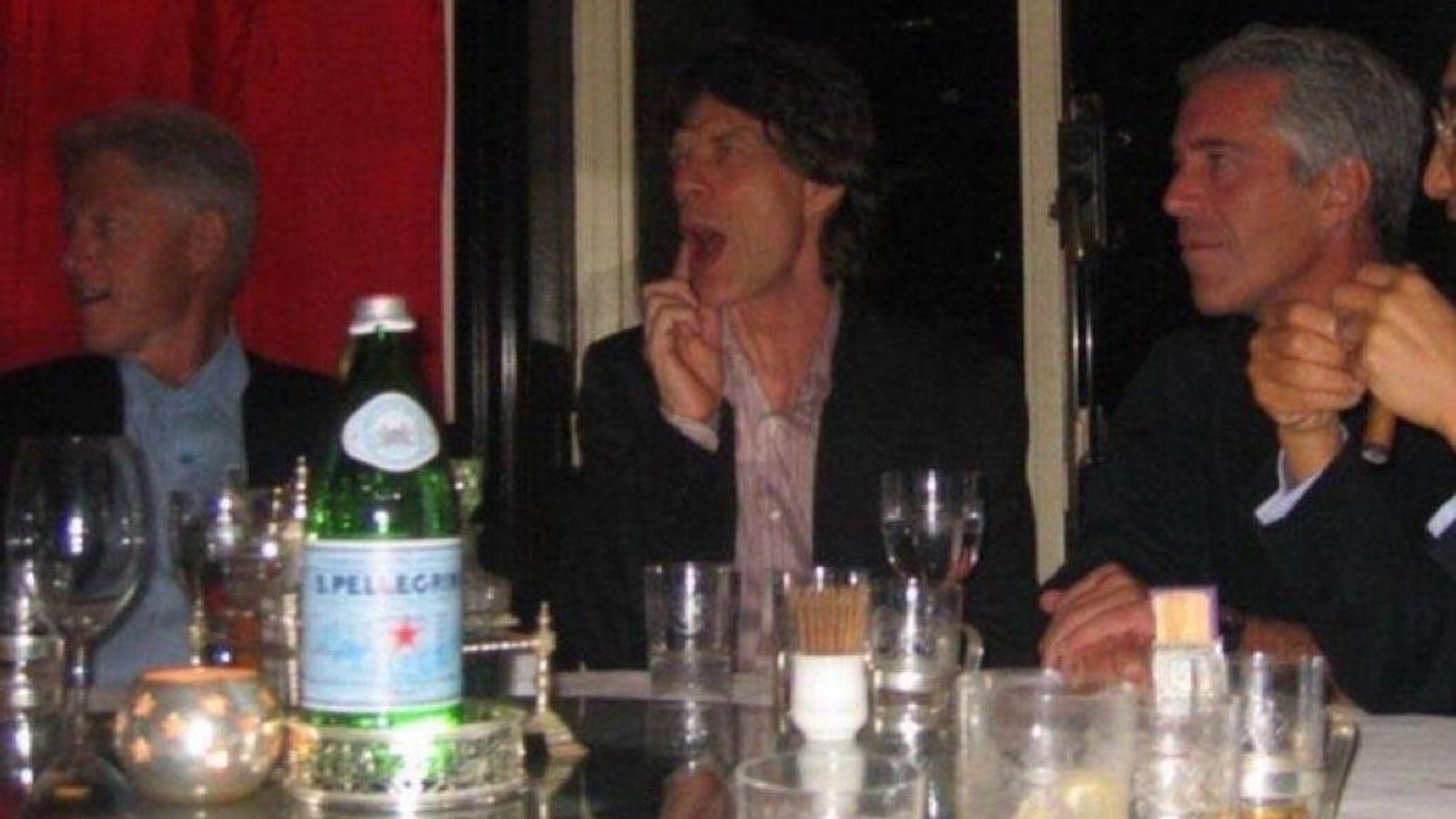 El cantante Mick Jagger (centro), junto a Bill Clinton (izquierda) y Jeffrey Epstein (derecha).