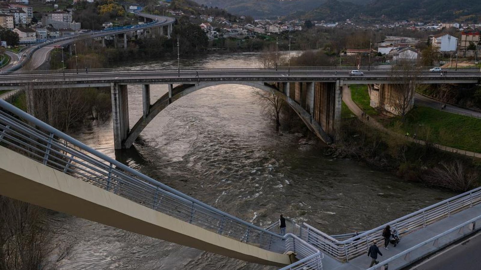 OURENSE (PONTE MILENIO). 16/02/2021. OURENSE. Subida do nivel do Río Miño. FOTO: ÓSCAR PINAL  