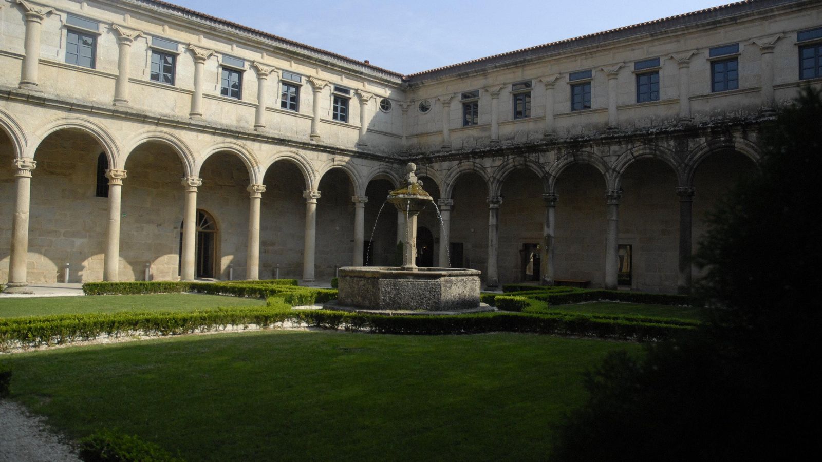 El claustro de monasterio de San Clodio, en Leiro, es uno de los atractivos turísticos de la provincia