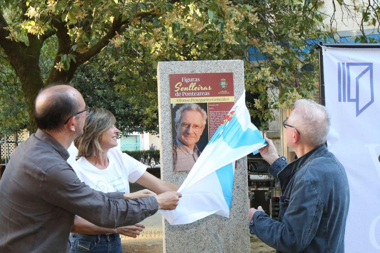Pexegueiro, Castro y Lorenxo desubren el miliario dedicado al poeta ponteareano.