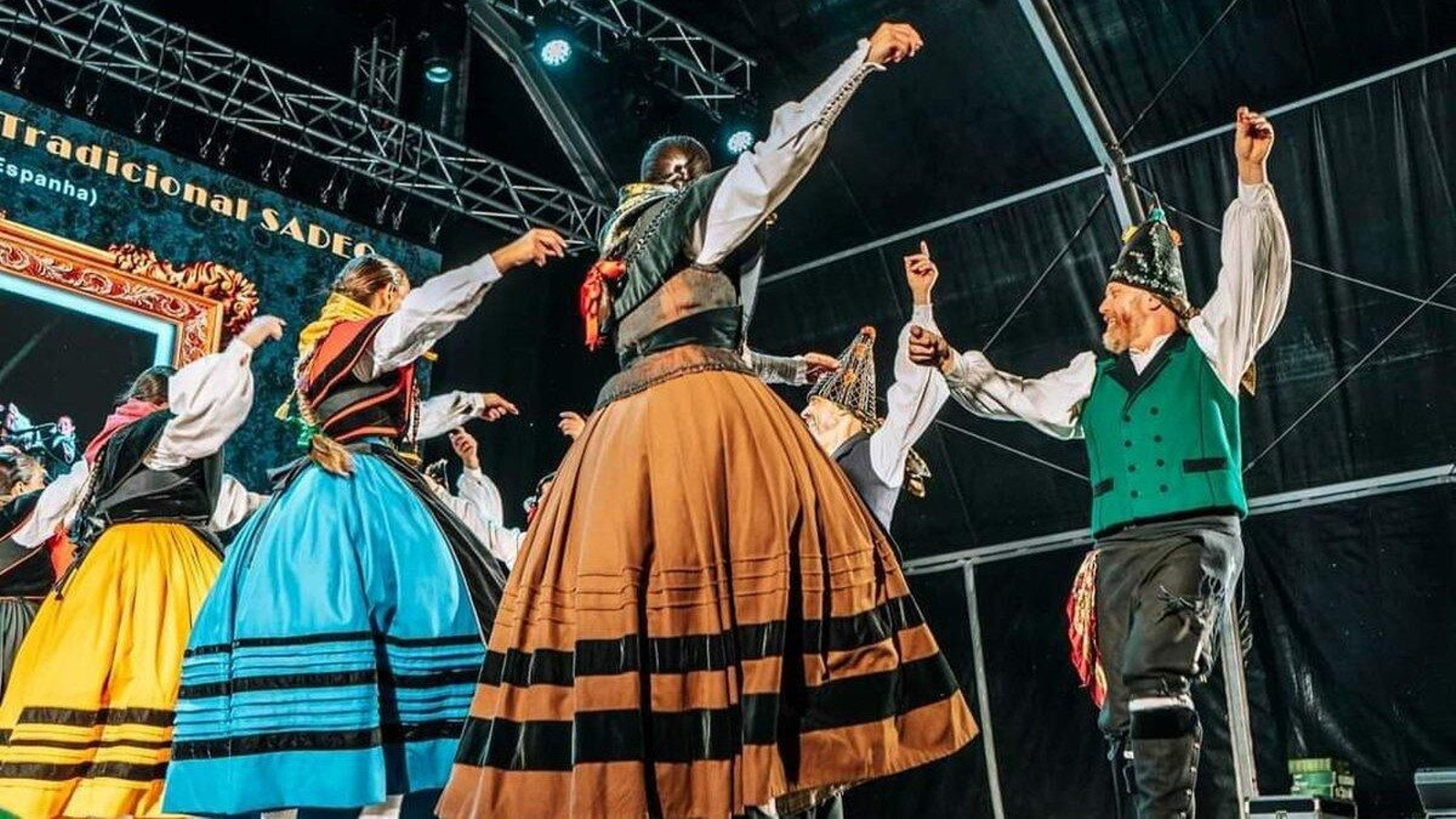 El grupo de Baile Sadeo, actuando en el festival luso español de Vila Verde.