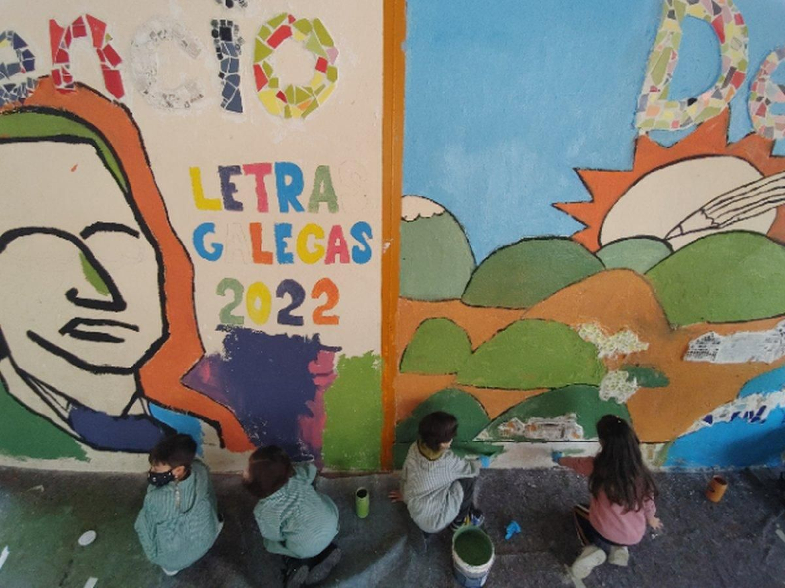 O alumnado de Infantil encargouse de darlle cor ó tríptico.