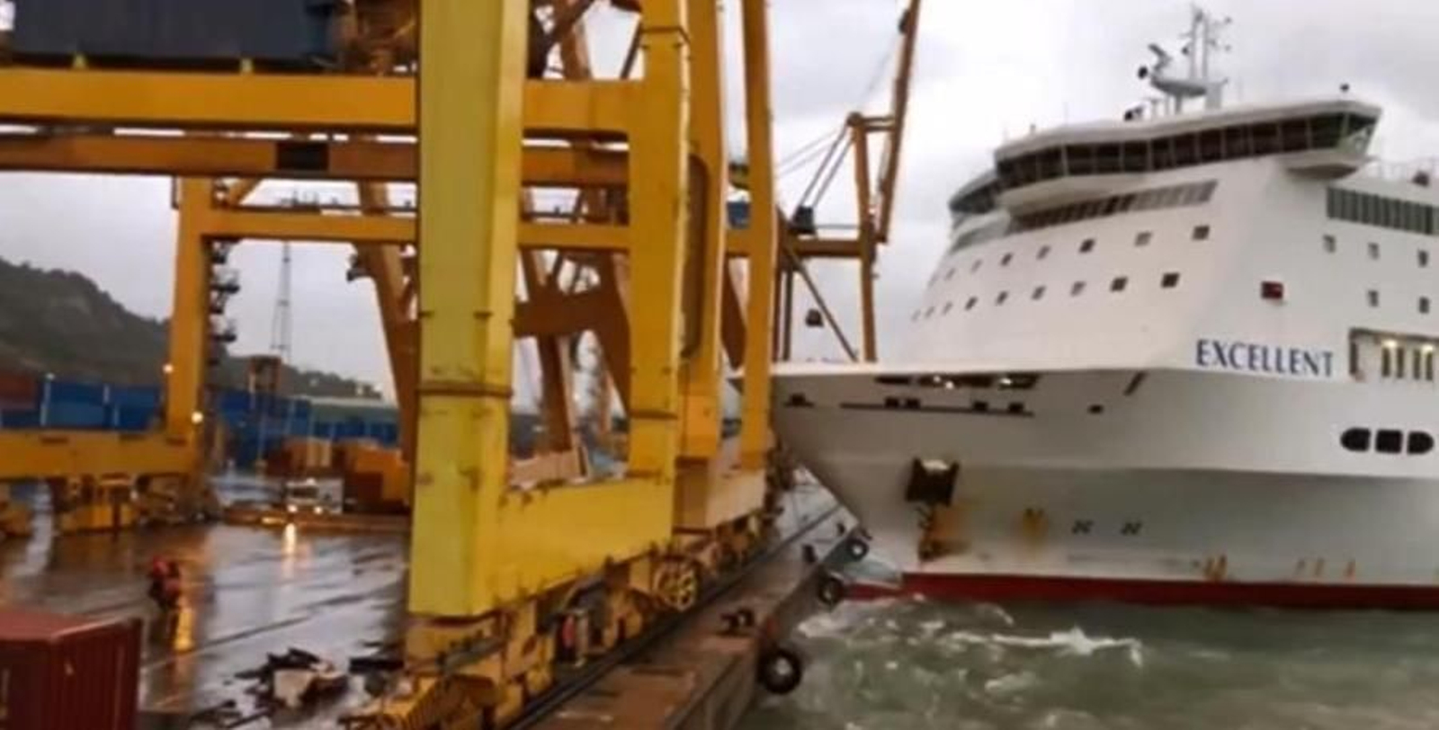 Choque del crucero contra una grúa en Barcelona.