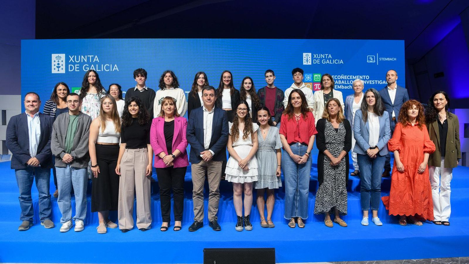 Foto de familia durante la ceremonia.