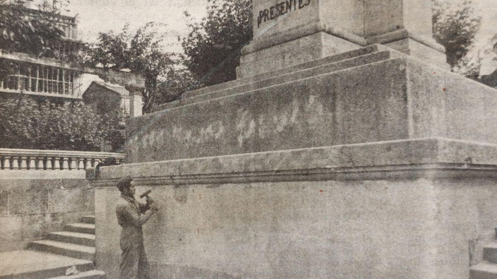 Obrero trabajando en el Monumento a los Caídos.