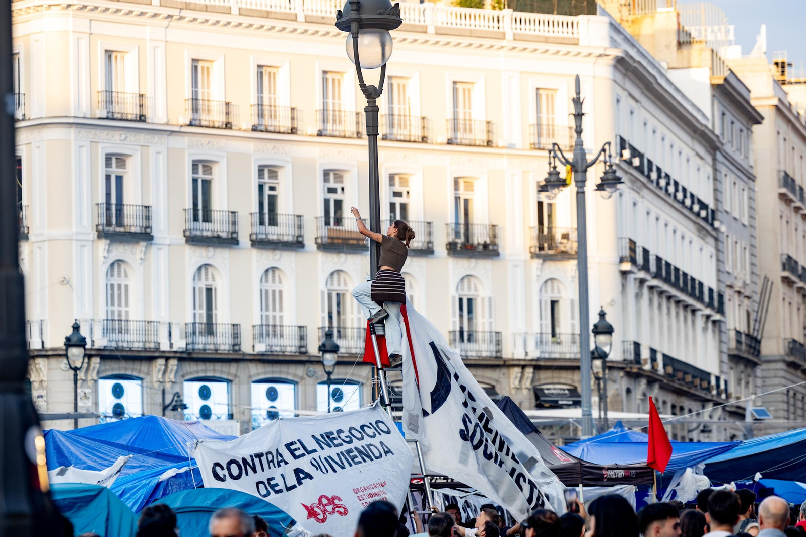 Galería | La acampada de Sol por una vivienda digna se sigue extendiendo y los congregados insisten en esta medida de presión