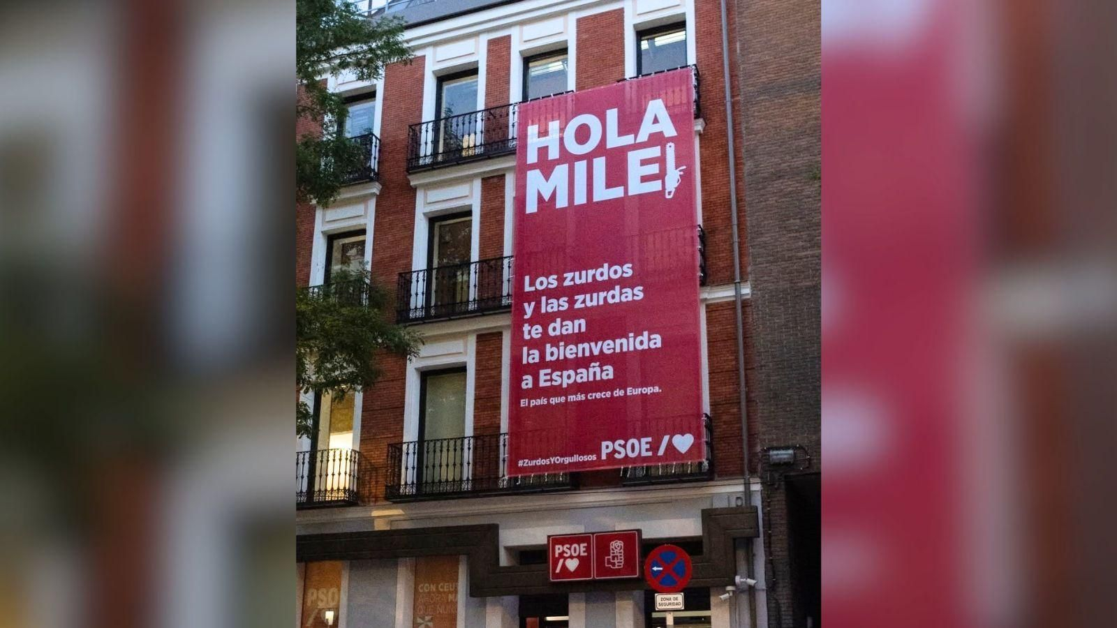 La lona colgada en Ferraz con motivo de la vista del presidente argentino Javier Milei a España.