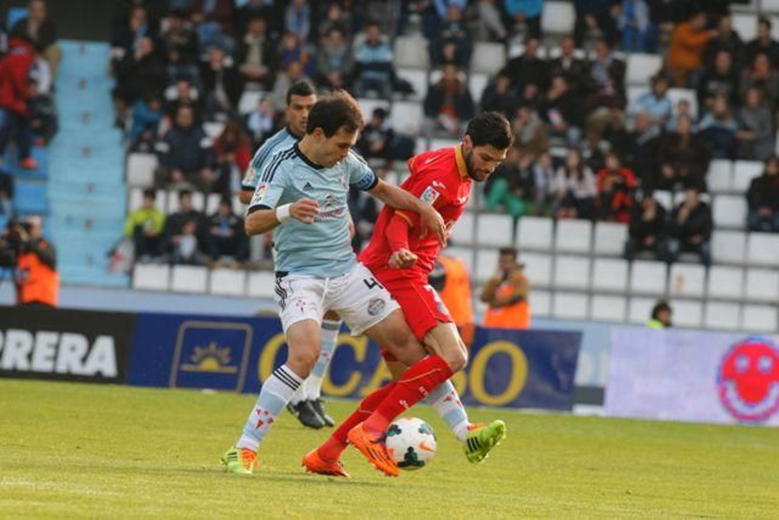 Borja Oubiña trata de robar el balón al ex deportivista Lafita. jv landín