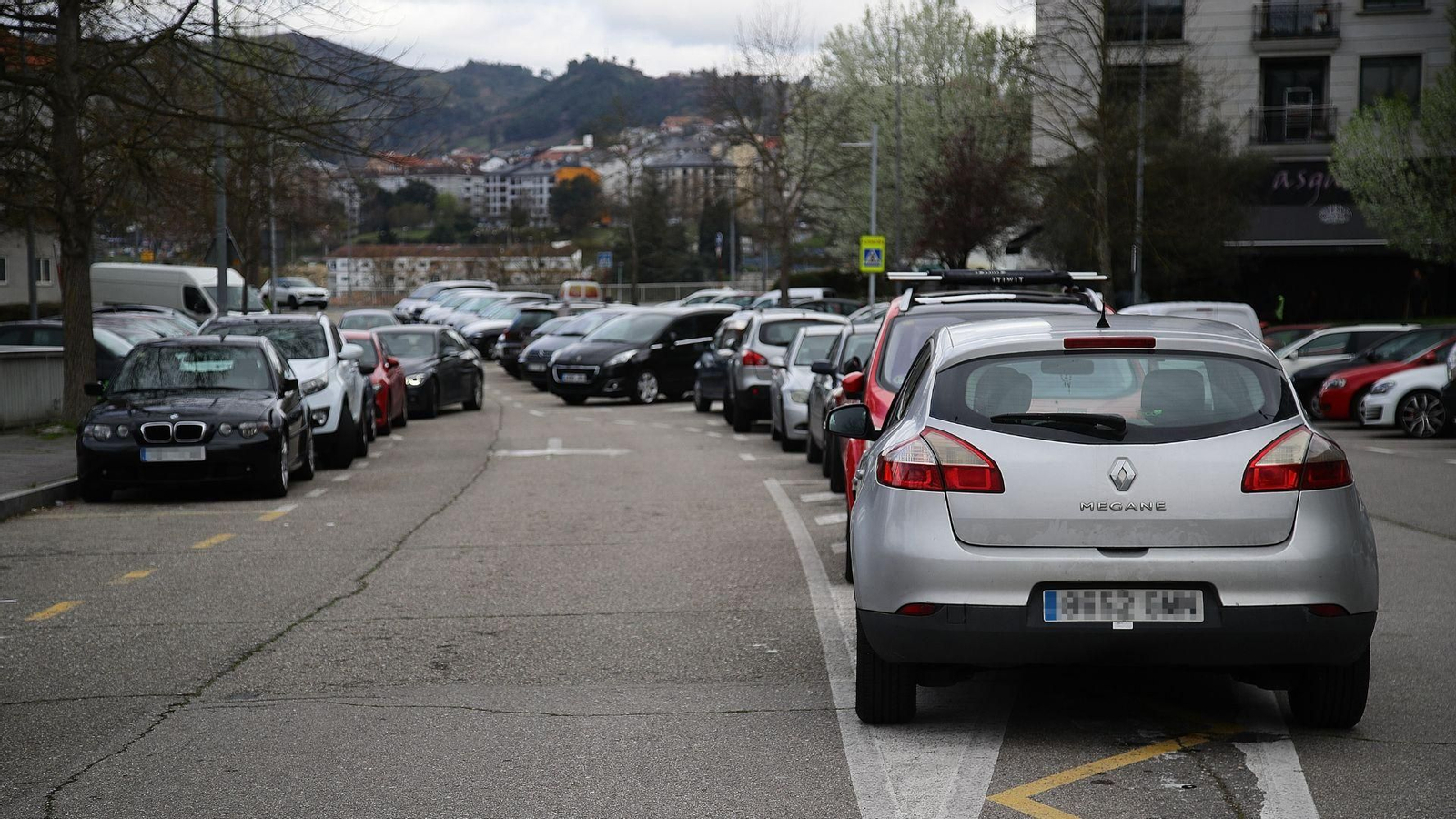 Vehículos estacionados en la calle Francisco Añon Paz, en el barrio de Vista Hermosa.