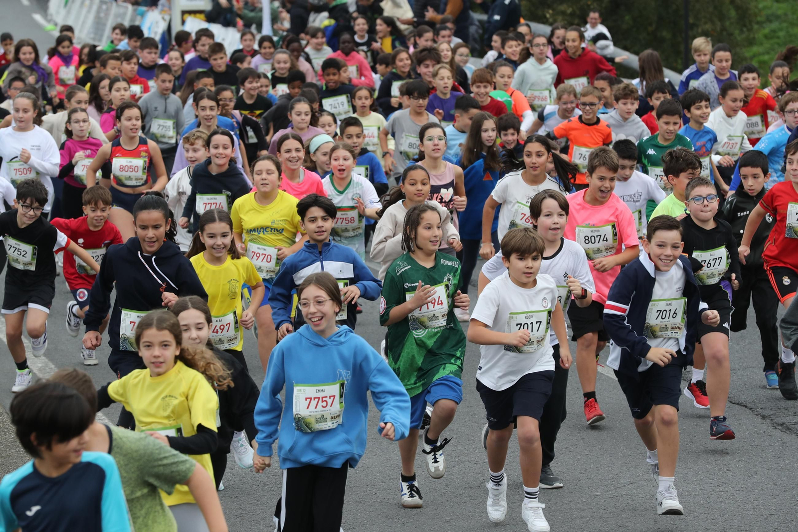 Galería |  Niños y jóvenes, también se divierten recorriendo Ourense durante la Carrera de San Martño