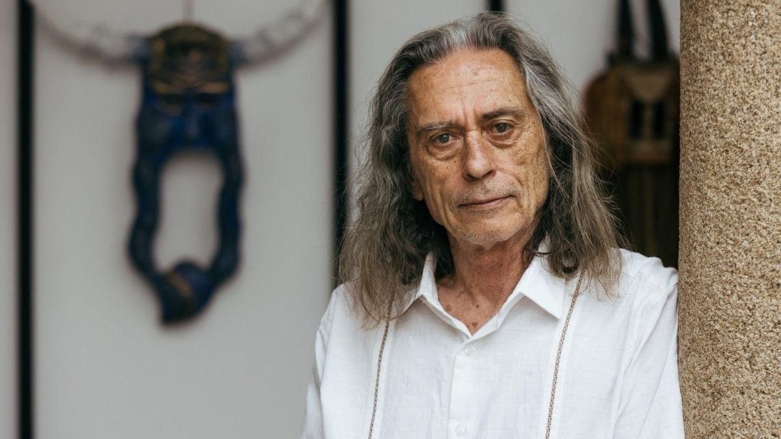 Nacho Rovira, coleccionista y propietario de la exposición “Alas y Viento: Máscaras del mundo”.