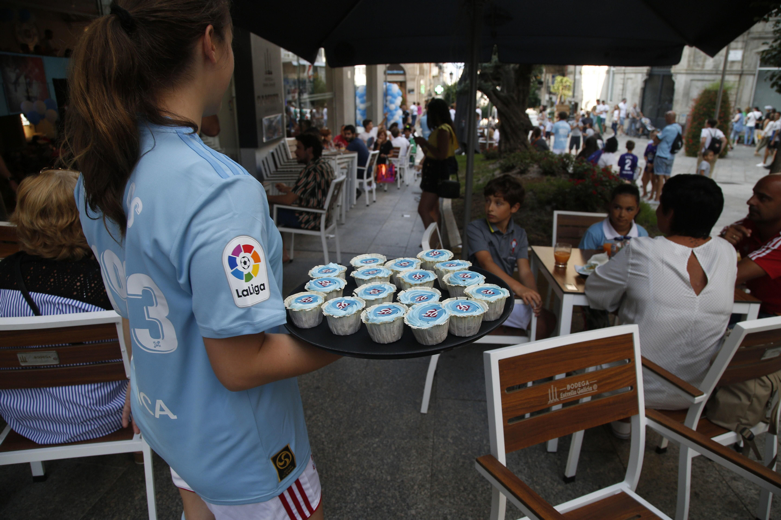 Reparto de tartas por la terraza del Gambeta ayer justo antes del acto del 95 aniversario.