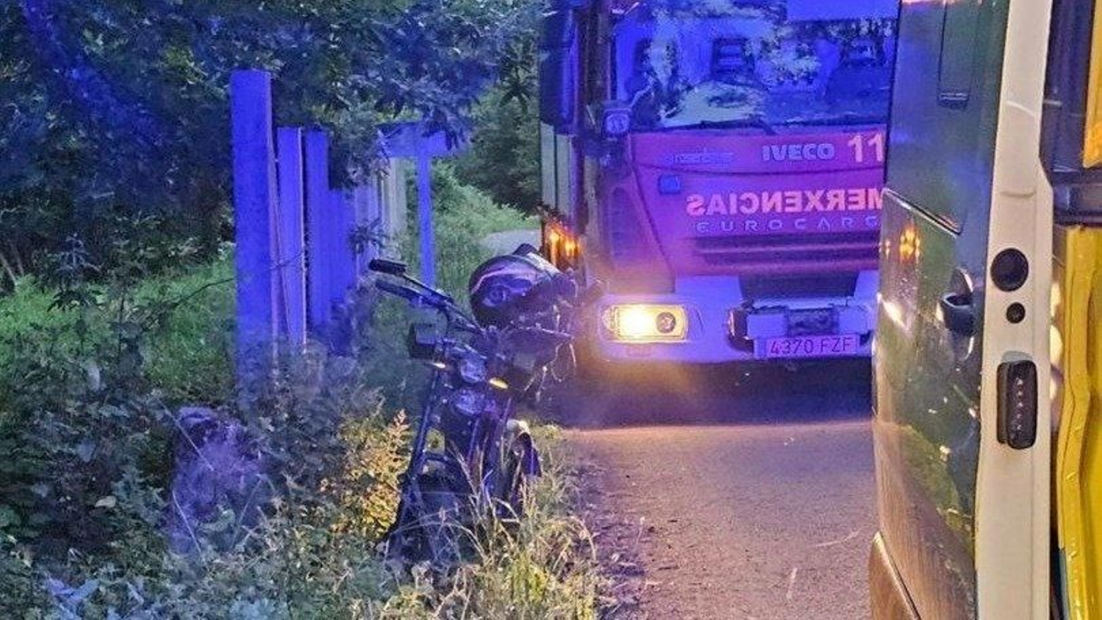 Los servicios de emergencia en la zona del atropello en O Carballiño.