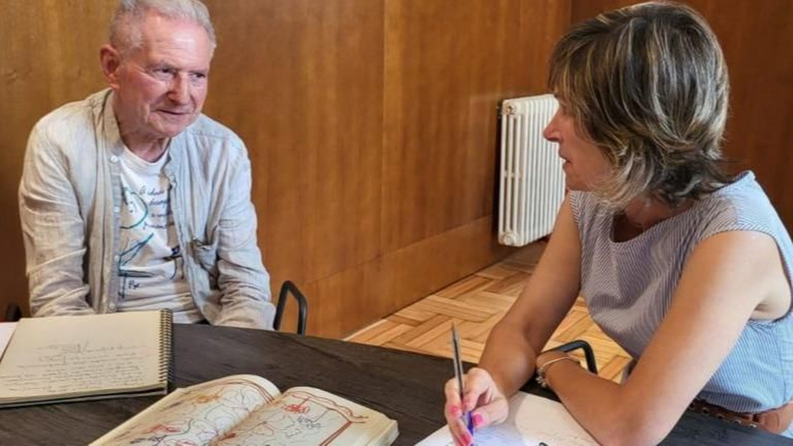 El reconocido poeta natural de Pontereas, Alfonso Pexegueio reunido con la alcaldesa.