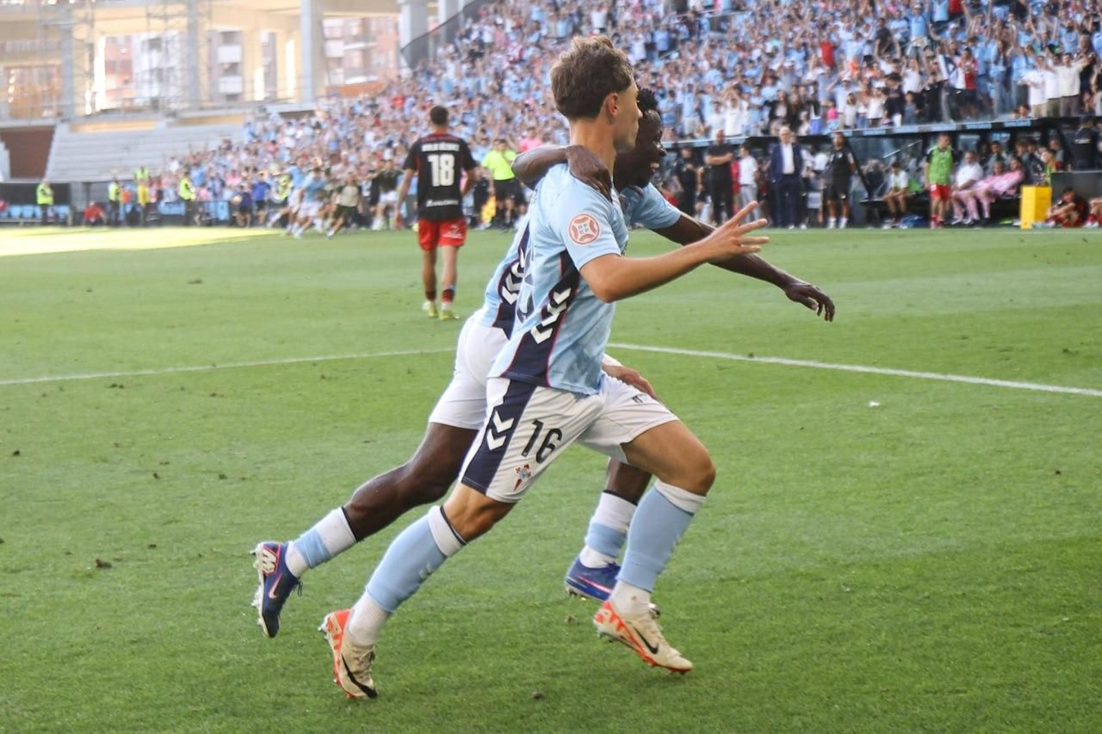 Galería | El Celta Fortuna golea a la Ponferradina y sube a Segunda División