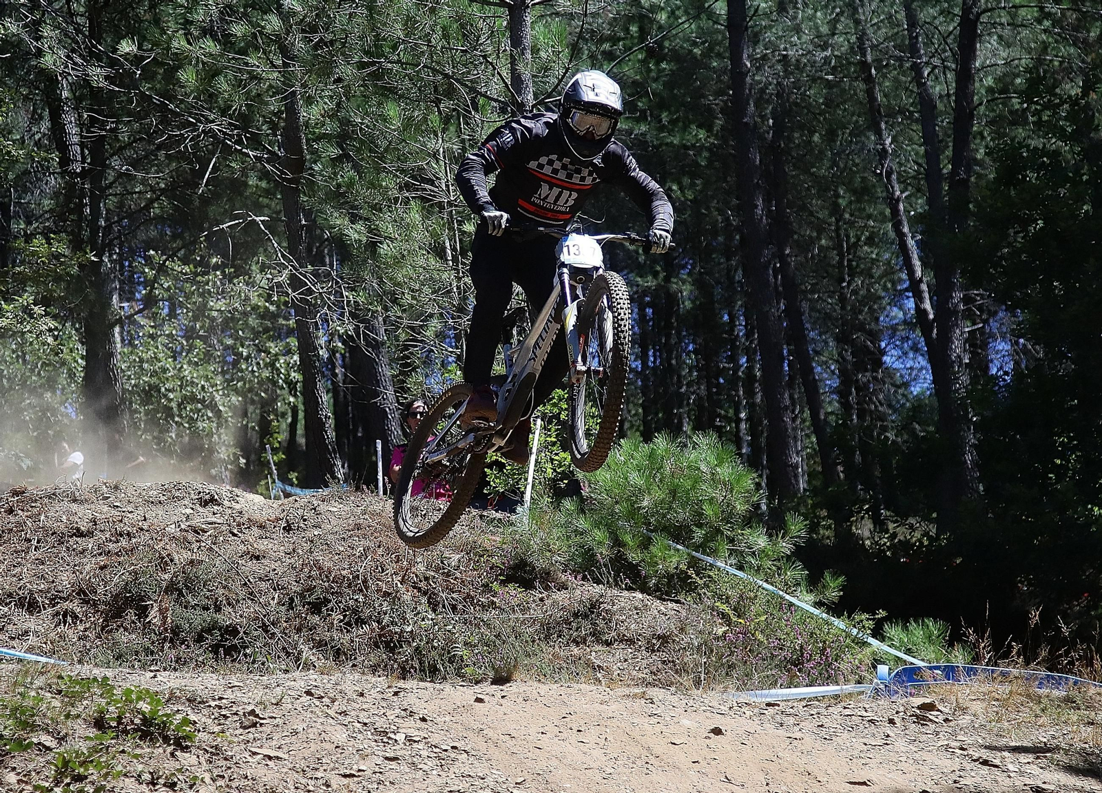 El Autonómico de descenso de mountain bike, un éxito en Xunqueira
