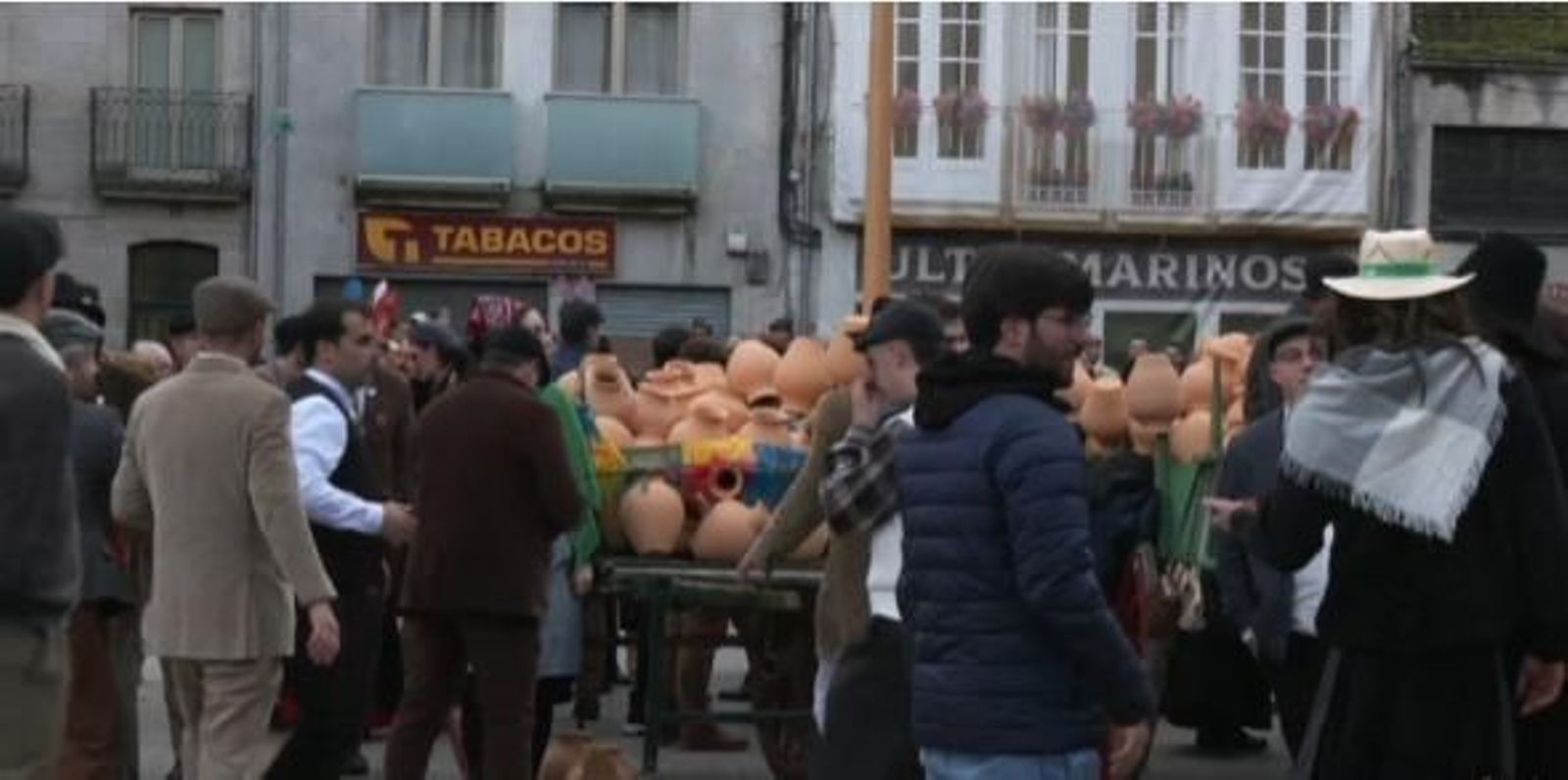 Galería |  Xinzo celebra su Domingo de Oleiros con las olas volando en la Plaza Mayor