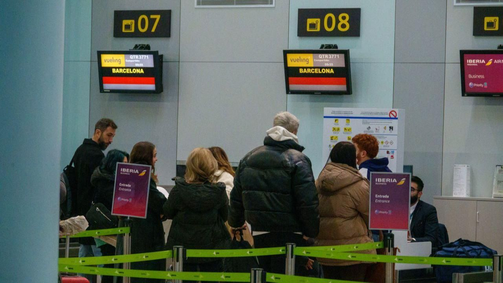 Viajeros facturan su equipaje en el aeropuerto de Vigo.