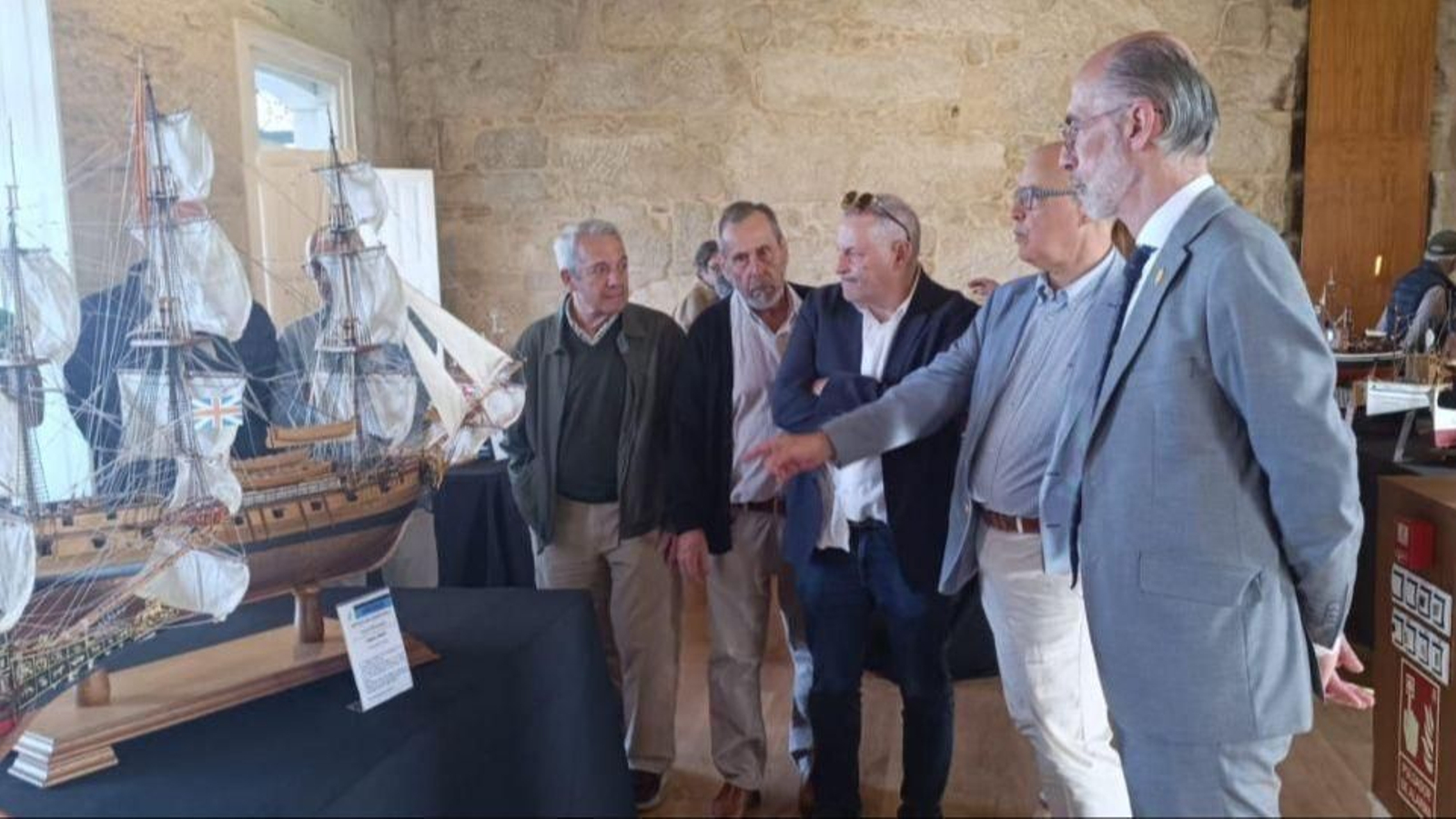 El alcalde Vázquez Almuiña visitó la sala en la que se encuentra la exposición durante todo junio.