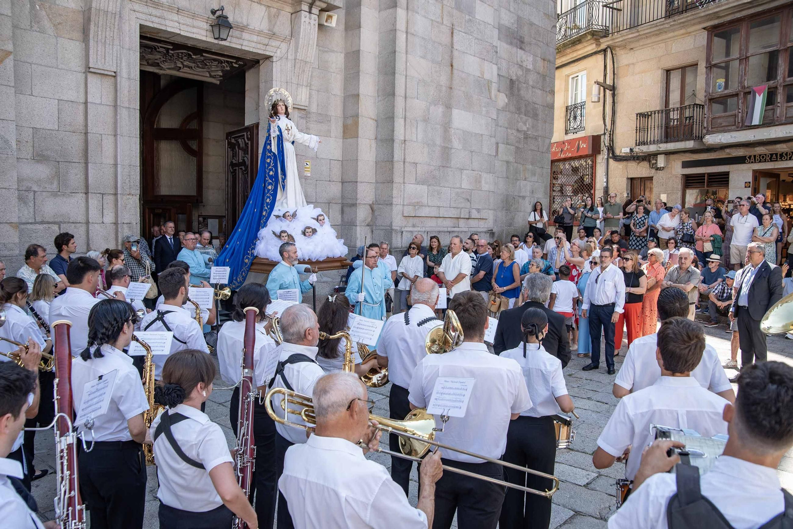 La imagen de la Virgen saliendo ayer por las puertas de la basílica-concatedral.