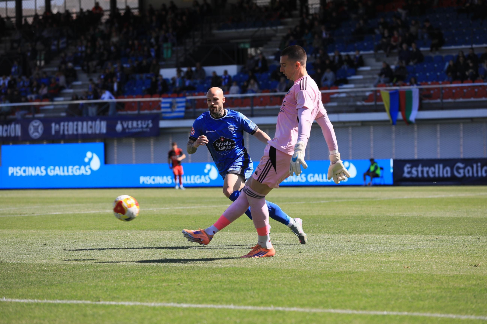 Galería | El buen tiempo acompaña el duelo en O Couto entre Ourense CF y Ponferradina