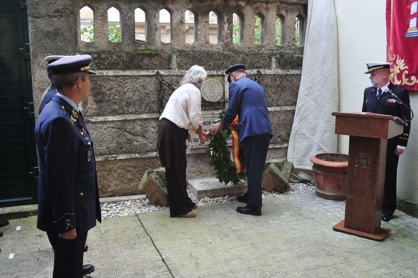 Ofrenda floral al aviador Joaquín Loriga por parte de una descendiente y del aviador más veterano del acto