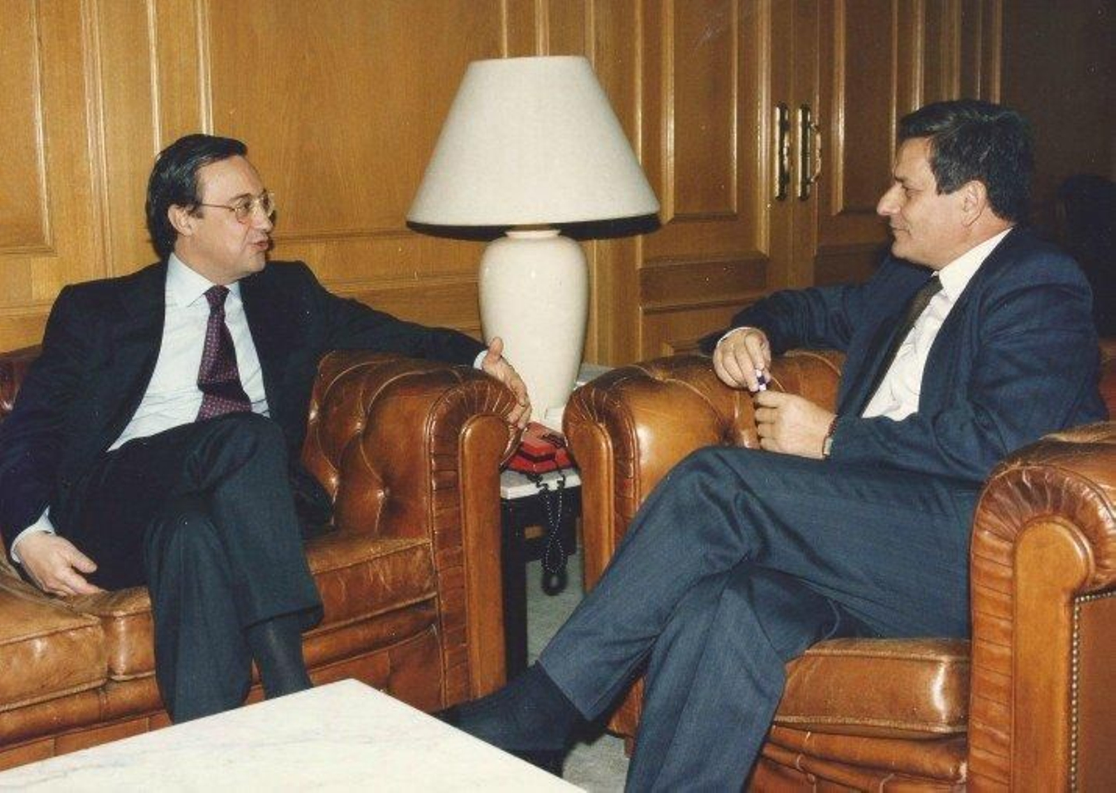 Florentino Perez con Alfonso S. Palomares en su despacho de EFE, tras exponer su programa a los redactores de Deportes de la agencia.