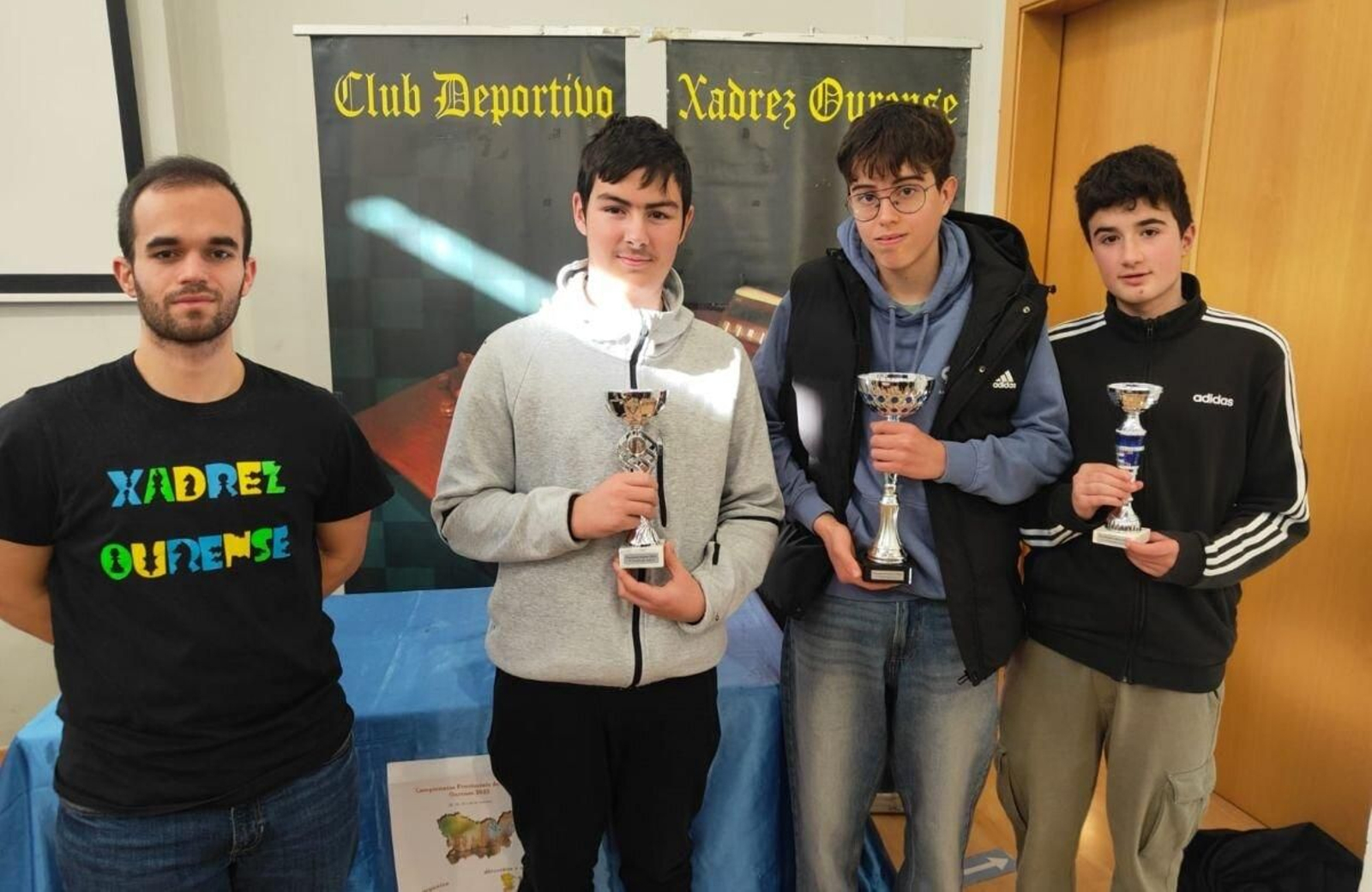 Martín Gómez acompaña a los componentes del podio sub-16: Rivero (2º), Dibuja (1º) y Santás (3º).