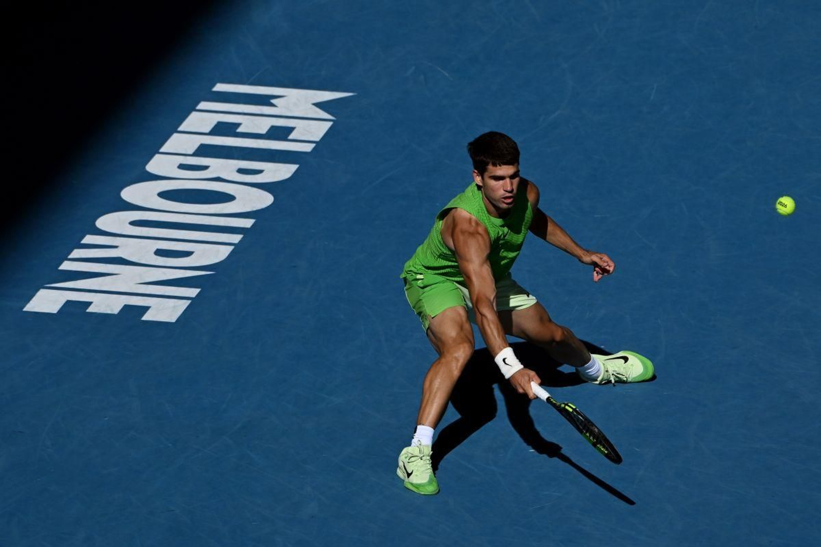 El tenista murciano Carlos Alcaraz devuelve una bola en el partido de semifinales ante el alemán Alexander Zverev.