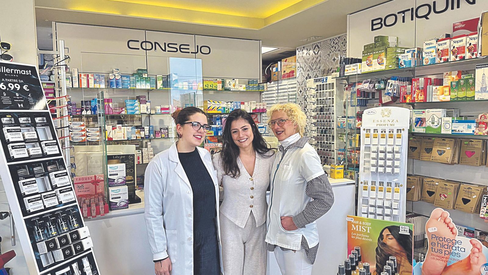 Vera Martins, Amalia Carrera y Chelo González, en la farmarcia de Castrelo do Val.