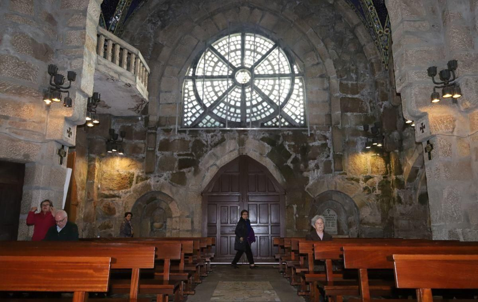 El interior del Templo Votivo, con humedades y rosetón apuntalado.
