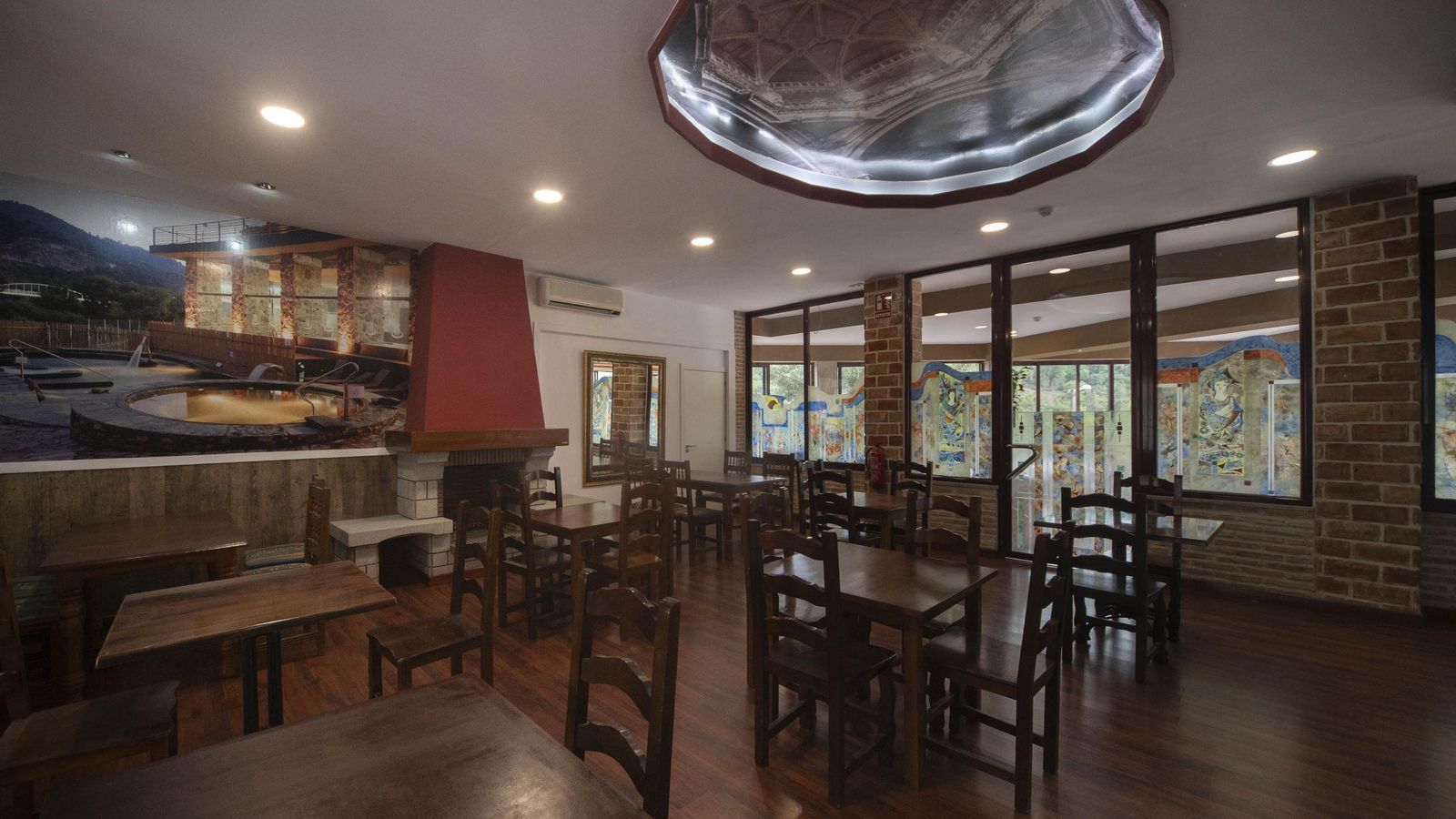 El comedor está preparado para la celebración de eventos. 