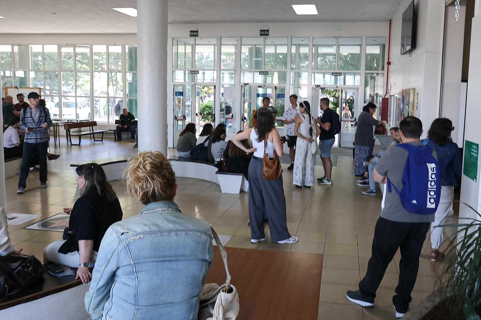 Galería | Más de 2.000 personas buscan plaza en las oposiciones de Educación en Vigo