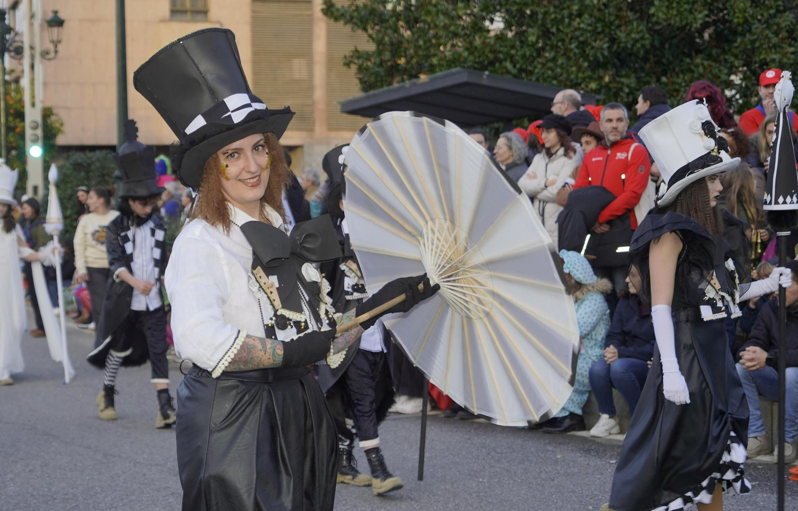 Galería | El desfile de comparsas del Entroido 2026 ilumina las calles de Vigo