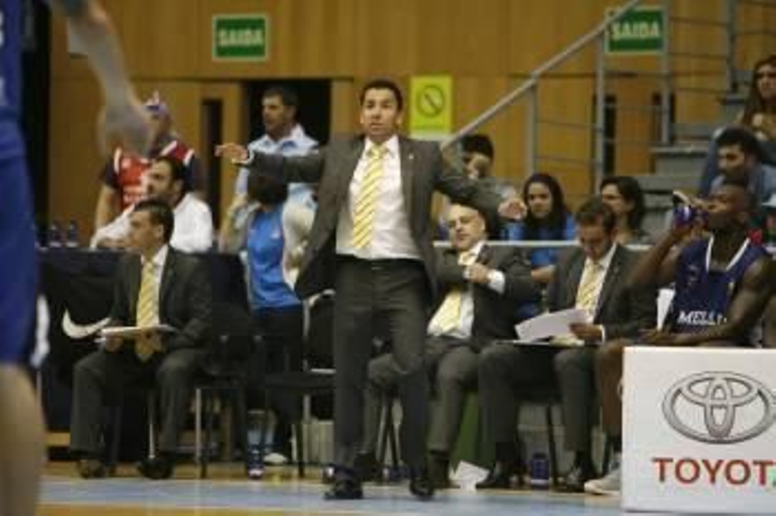 Gonzalo García de Vitoria, durante un partido dirigiendo al Melilla.