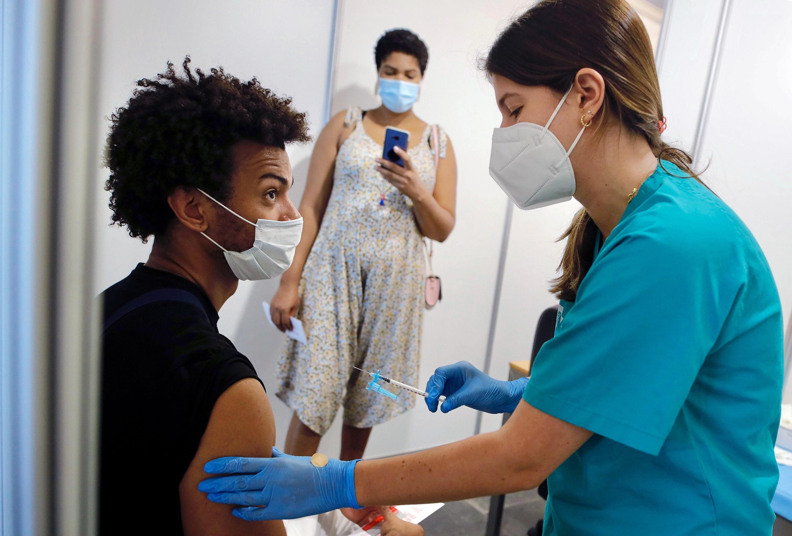 Un joven recibe una dosis de la vacuna ante el coronavirus.