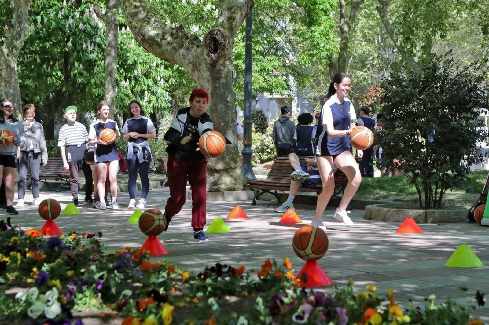 Maristas y ASPANAS celebraron en el parque de San Lázaro el día de la educación física en la calle.