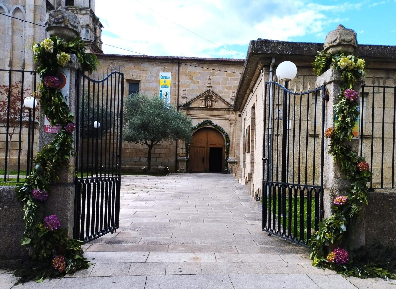 Debido a que se esperan lluvias de tarde, en la Iglesia de Verín optaron por decorar la entrada y no hacer alfombras para el Corpus.