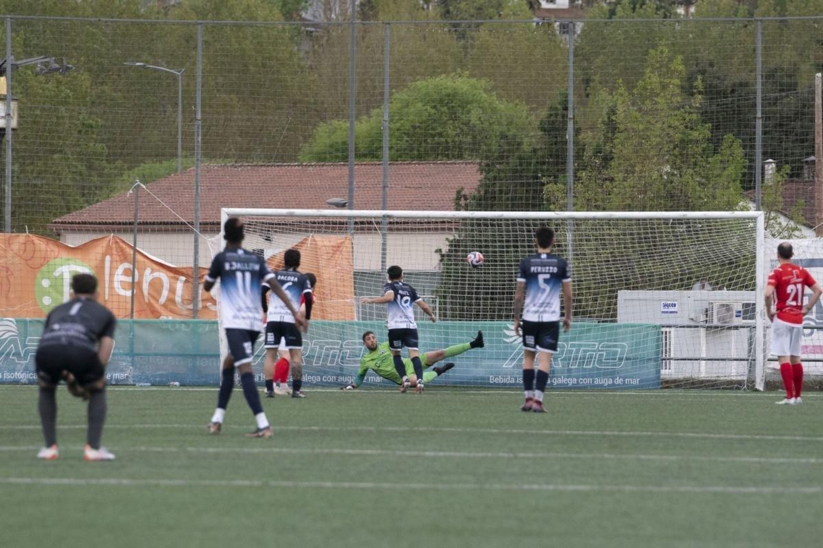 El argentino Ariel anota a lo Panenka, desde los once metros, el 1-0 ante el Verín.