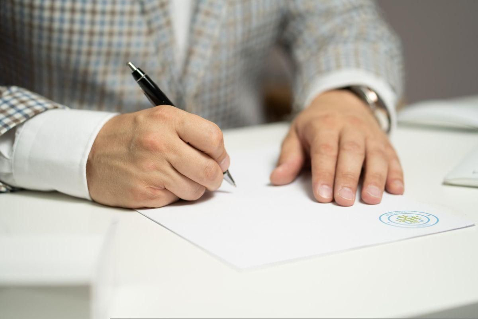 Firma de un contrato de arrendamiento.