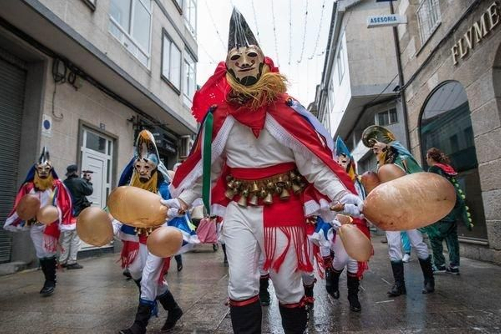 Pantallas por las calles de Xinzo.