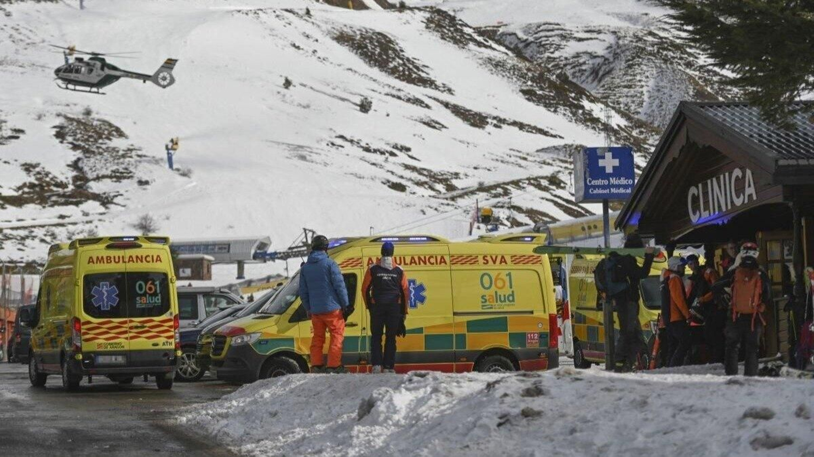 Varias ambulancias atienden a los heridos en la estación de esquí de Astún. | Foto: Verónica La Casa