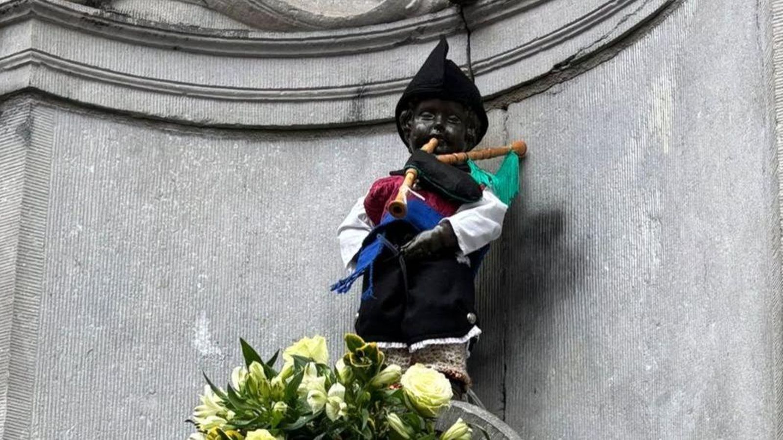 El Manneken-Pis son su tradicional traje asturiano