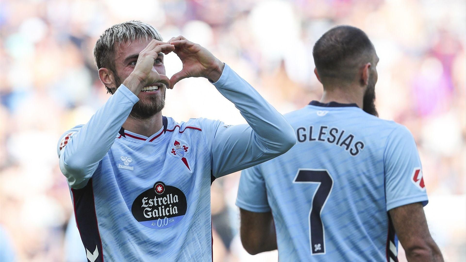 Óscar Mingueza celebra un gol con el Celta.