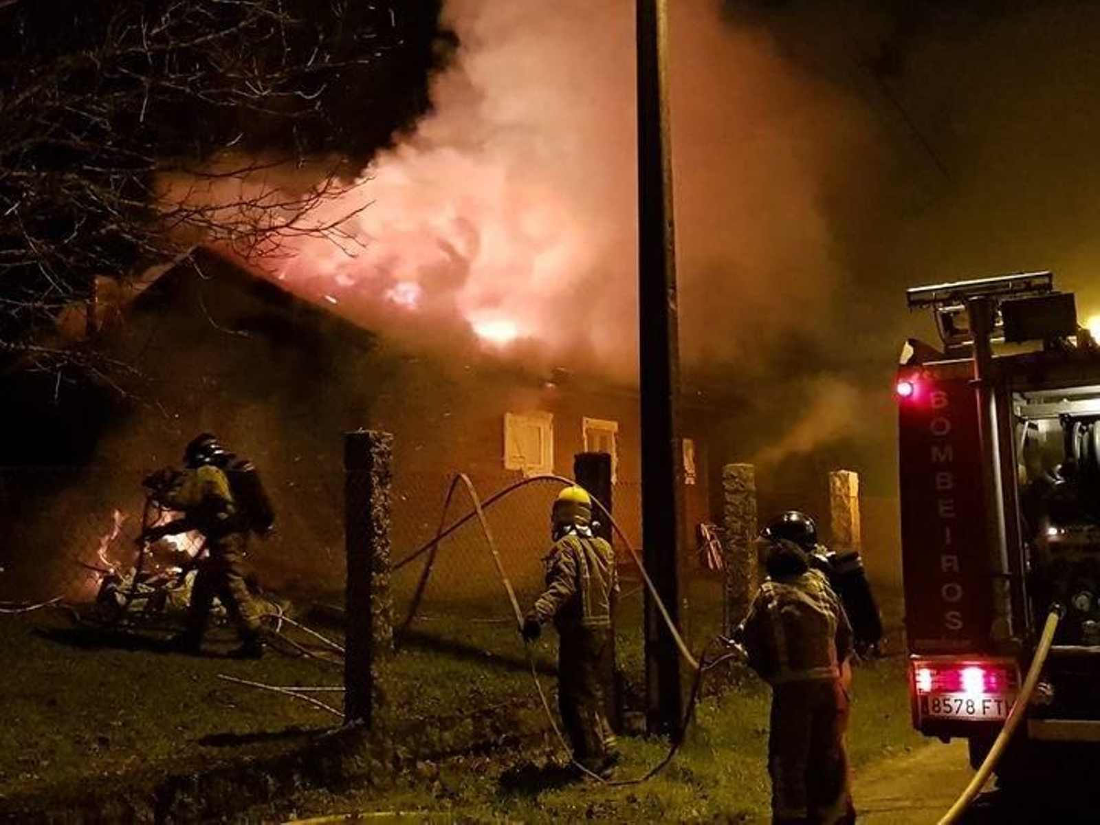 Los bomberos sofocan las llamas.