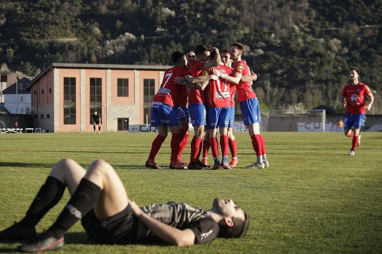 Los rojillos celebran un gol. (FOTO: Miguel Ángel)